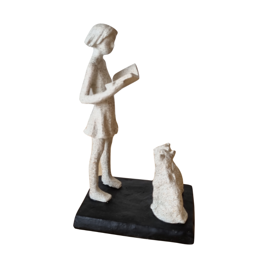 ESCULTURA MENINA LIVRO E 2 GATOS BRANCA COM BASE PRETA
