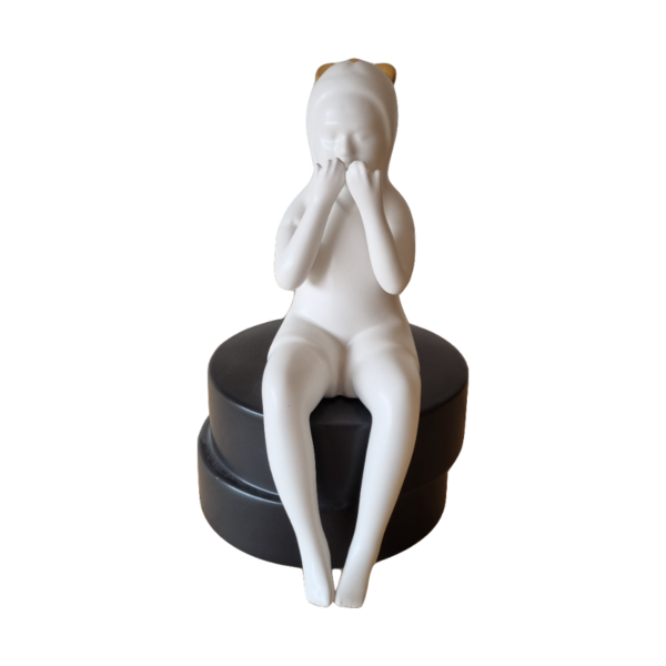 ESCULTURA BONECO EM CERÂMICA OFF WHITE COM BASE - Image 2